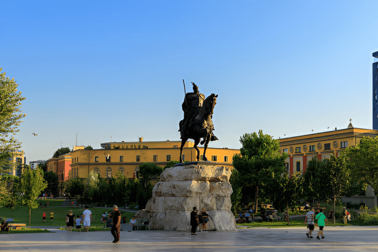 Tirana: Visita cultural con la Casa de las Hojas