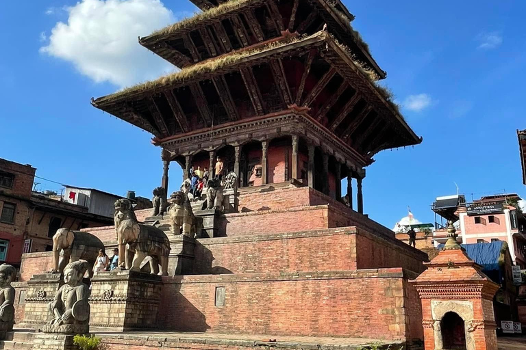 Katmandu: Wycieczka do Bhaktapur i Nagarkot (wschód słońca/wędrówka/zachód słońca/)Wschód słońca w Nagarkot, wędrówka do Changunarayan i wycieczka do Bhaktapur