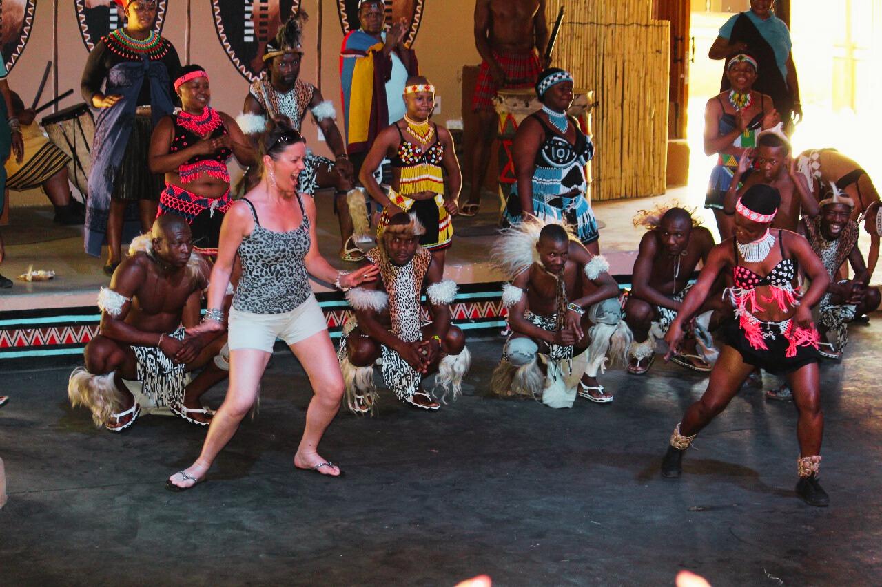Von Johannesburg aus: Lion Park Tour mit Lesedi Village Tour