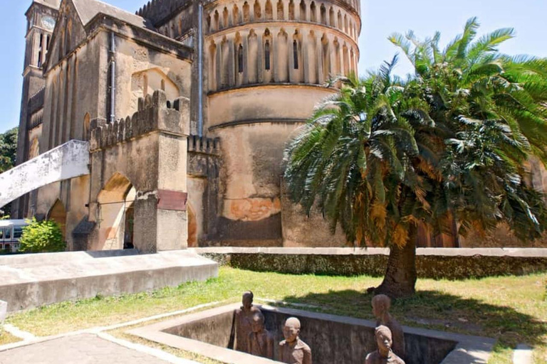 Od dżungli do Stone Town: ucieczka na Zanzibar, pełna przyrody i dziedzictwaWycieczka obejmuje Odbiór z hotelu i transport powrotny