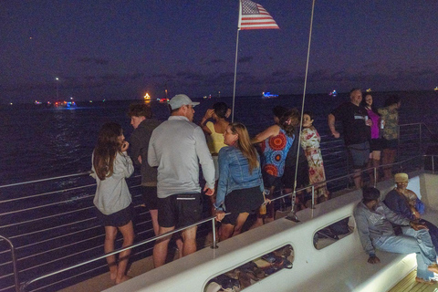 Waikiki: Friday Night Fireworks Cruise from Beach