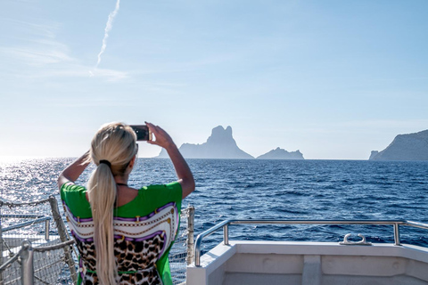 San Antonio: Boat Tour to Es Vedrá with Drinks and Snacks San Antonio: Boat tour to Es Vedrá with drinks and snacks