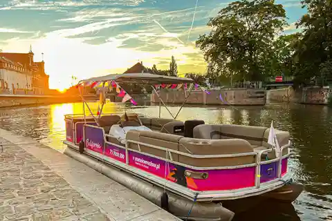 Cruzeiro de barco ao pôr do sol na Cidade Velha de Wroclaw