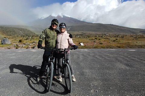 Quito: Cotopaxi Volcano Hike and Limpiopungo Lagoon Tour