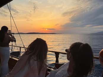 Mykonos: Båtkryssning i solnedgången med lätt middag och dryck