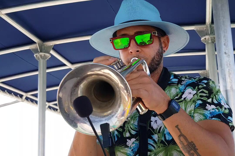 Isla Mujeres: Crucero al atardecer con música de saxofón en directo