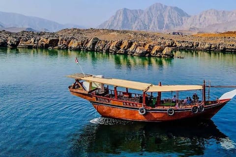 Dubai: Musandam Trip Cruise Lunch & Russian or English Guide