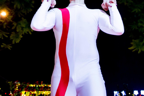 جولة تجمع بين الألعاب البهلوانية وعروض الأوبرا في بكين