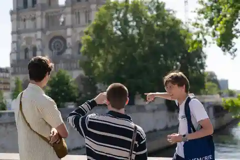 Paryż: Notre-Dame w małej grupie z przewodnikiem (wejście standardowe)