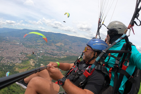 Paragliding över Medellin i San Felix med skytteltrafikParagliding över Medellin i San Felix en fantastisk upplevelse