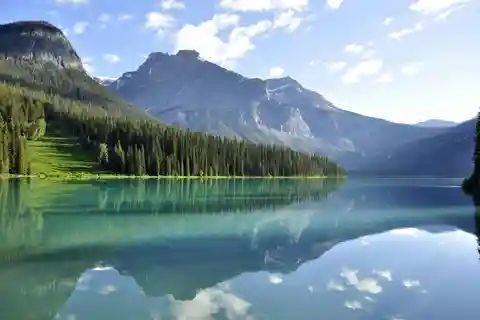 Calgary:Moraine Lake,Lake Louise,Emerald Lake and Yoho Tours