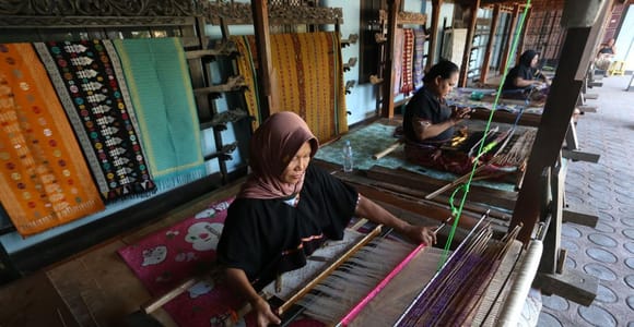Sukarara Weaving Village Tour