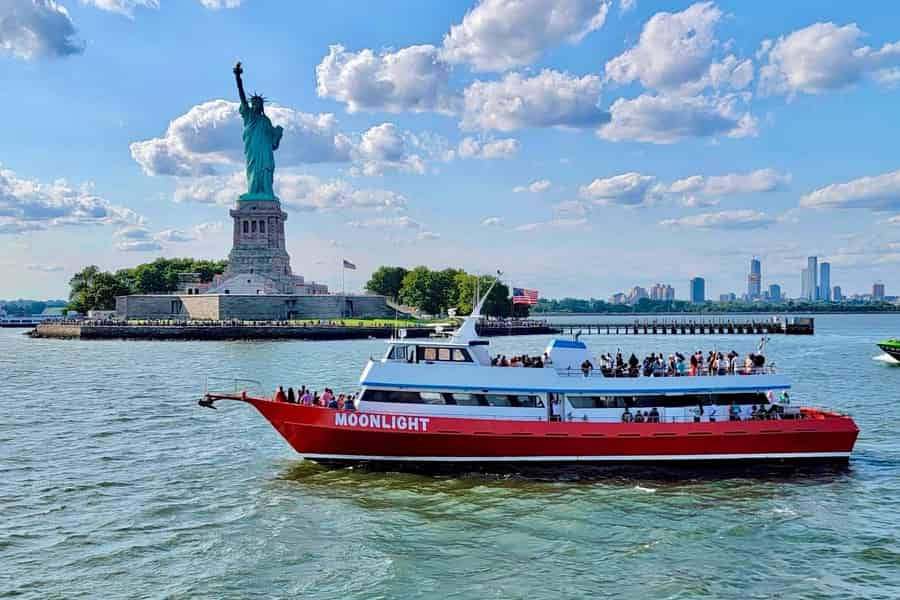 NYC-Skyline & Lady-Liberty-Bootsfahrt mit kostenlosen Getränken. Foto: GetYourGuide