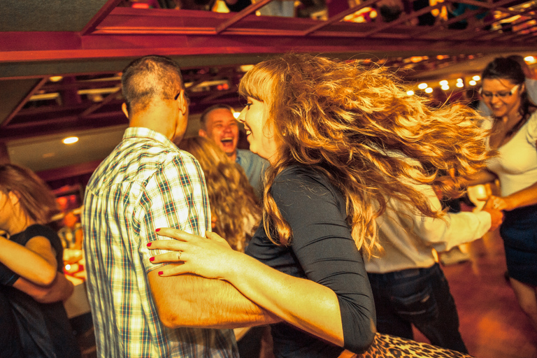 Budapest: NYE Sightseeing Party Cruise with Live DJ NYE Sightseeing Party Cruise with Live DJ