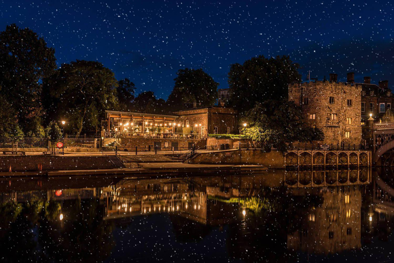 York - en kvällskryssning Kvällskryssning med översvämningsljus på floden OuseYork: Kvällskryssning på floden Ouse med belysning