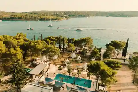 Brač: Half-Day Beach Party Transfer to Olife Beach Club