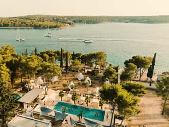 Brač: półdniowa impreza na plaży z transferem do klubu Olife Beach Club