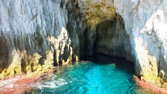 Syracuse: 2-Hour Boat Tour of Ortygia, Caves, and Plemmirio