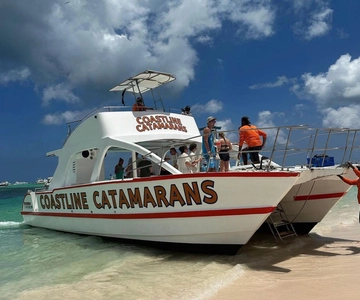 Punta Cana: Booze Cruise with Snorkel and Natural Pool Stop