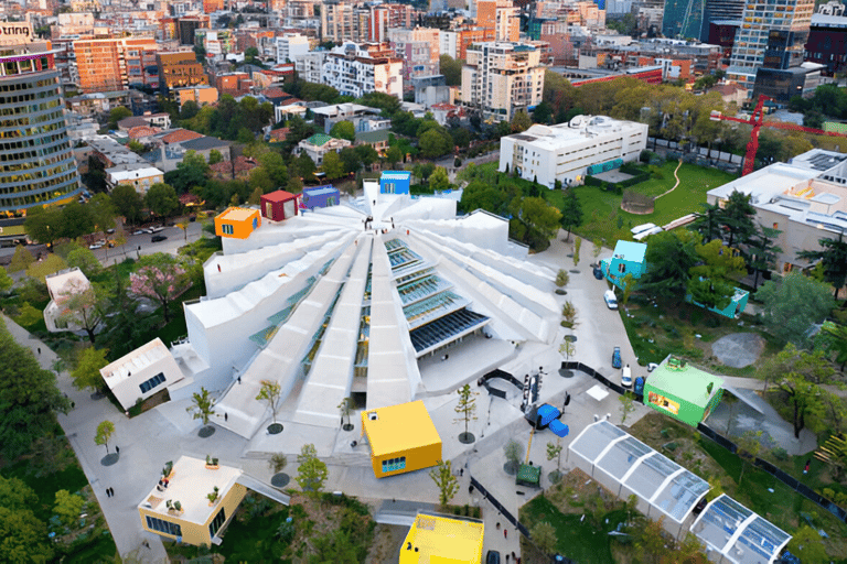 Tirana: Visita cultural con la Casa de las Hojas