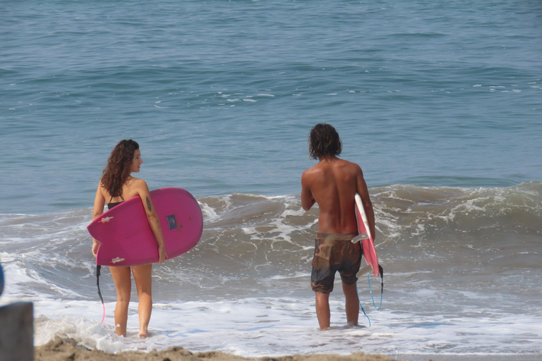 Canggu: Lezione di surfLezione con 2 studenti per ogni istruttore