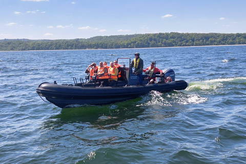 Bateau de vitesse au bout de la jetée à Sopot. Vitesse 100 km/h