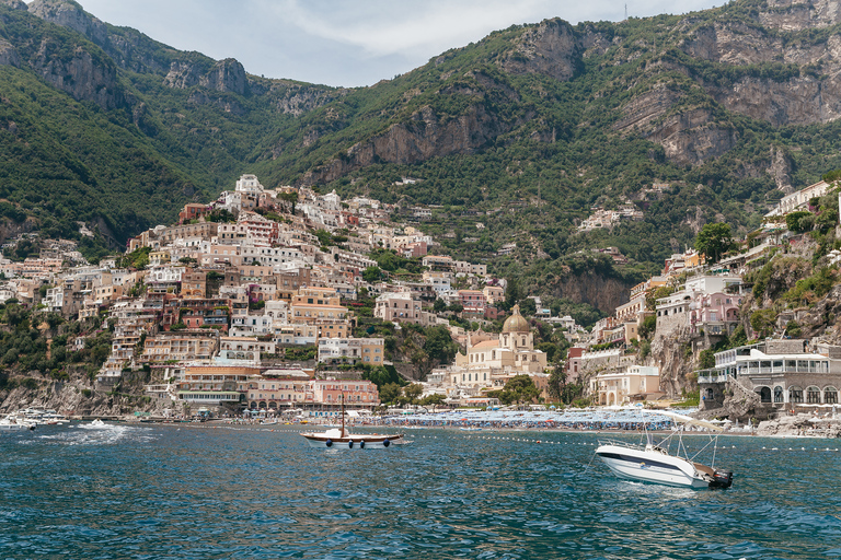 Von Sorrento aus: Amalfi und Positano Tagestour mit dem BootAb Sorrent: Tagestour nach Amalfi und Positano per Boot