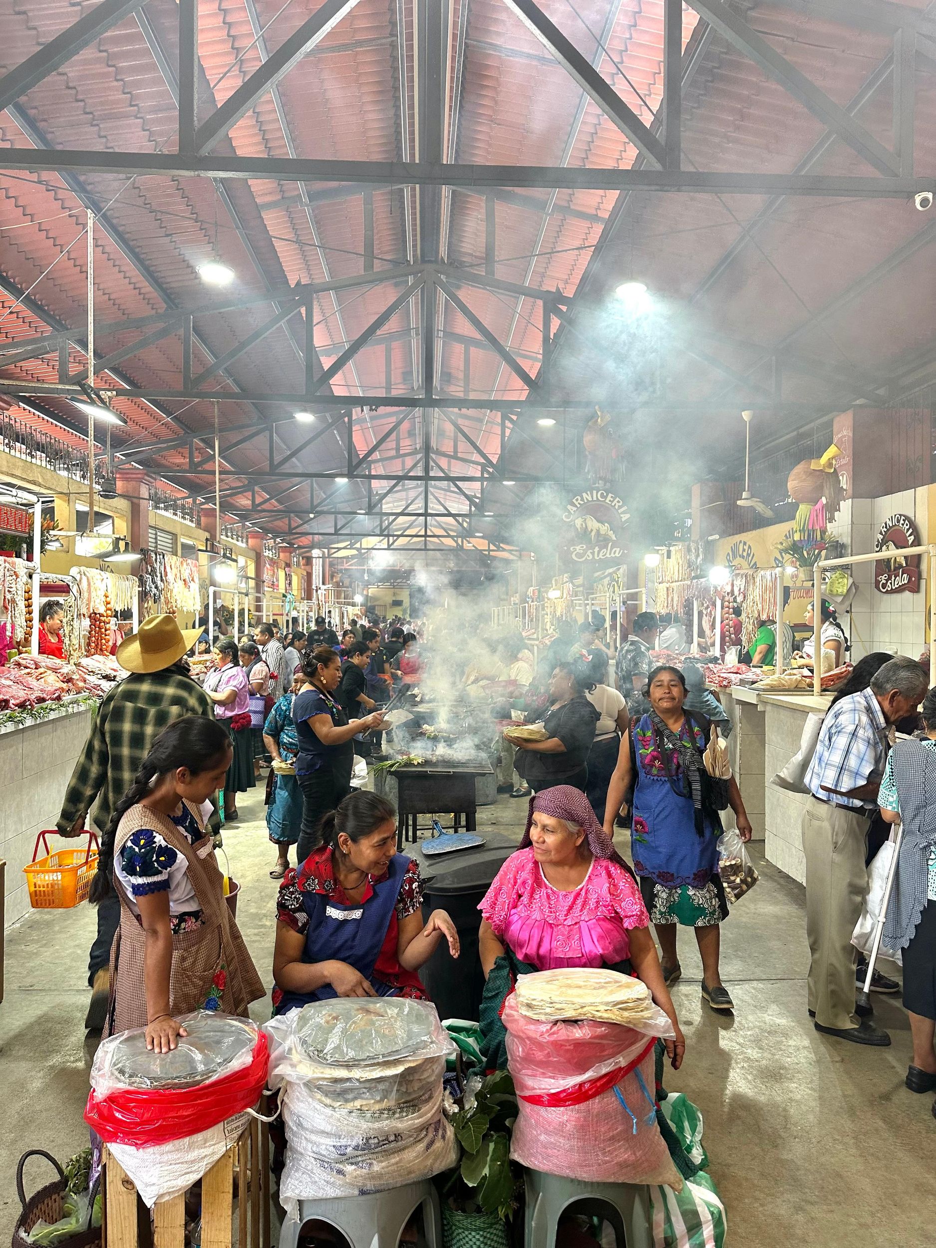 Lass uns am Sonntag auf dem Markt von Tlacolula essen und Mezcal trinken!