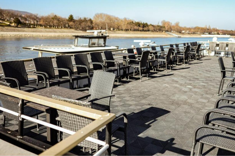 1-Hour Budapest Night Cruise with Unlimited Drinks