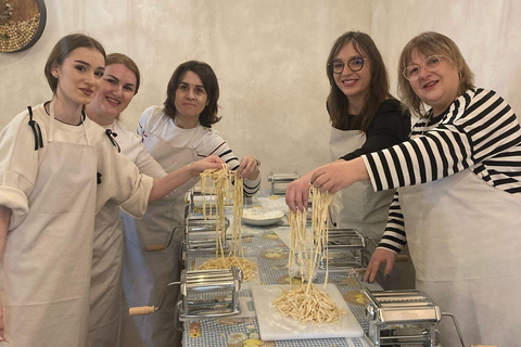 Nápoles: Clase de Cocina de Pasta y Tiramisú con Vino