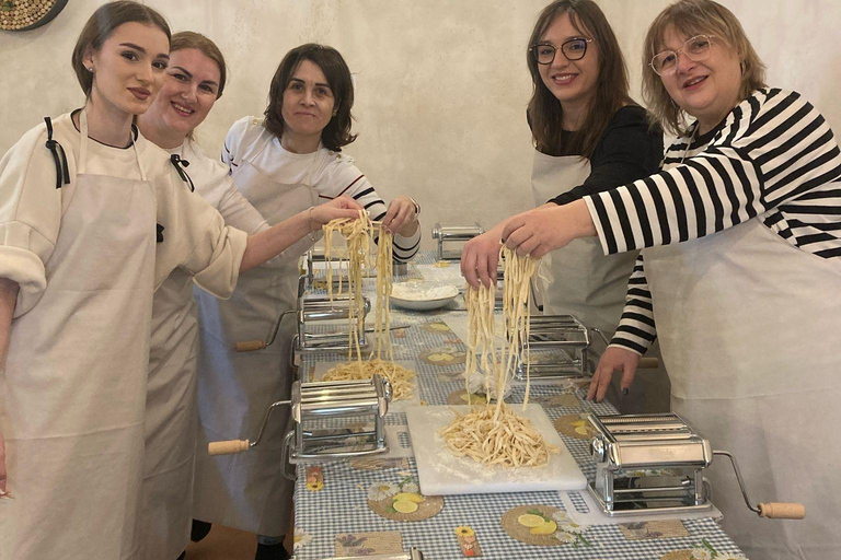 Nápoles: Clase de Cocina de Pasta y Tiramisú con Vino