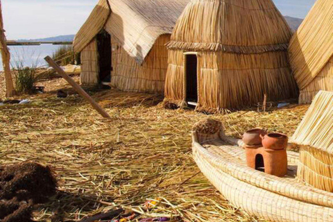 Excursão particular às ilhas Uros em um barco tradicional