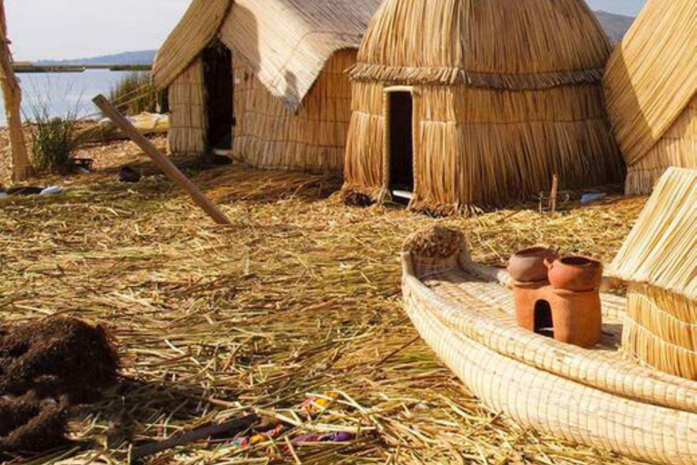 Excursão particular às ilhas Uros em um barco tradicional