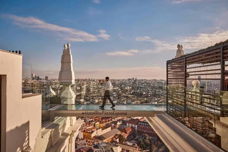 Madrid: Eintrittskarte mit garantiertem Eintritt in die 360 Sky Bar. Foto: GetYourGuide Madrid: Eintrittskarte mit garantiertem Eintritt in die 360 Sky Bar. Foto: GetYourGuide