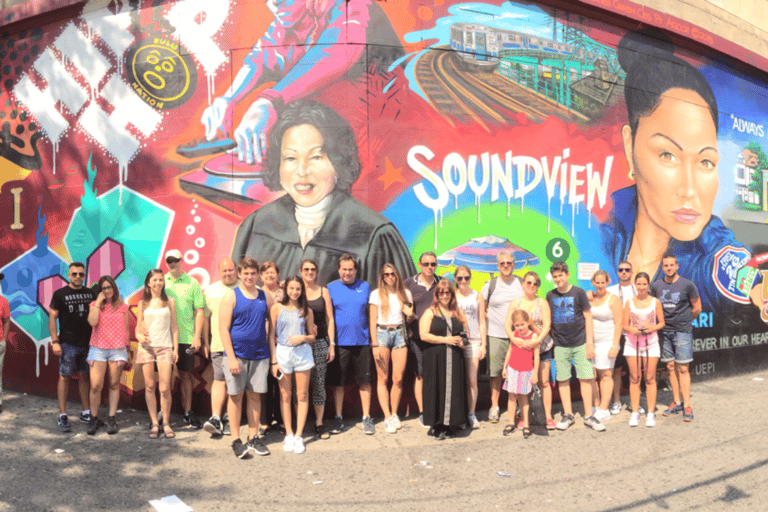 NYC: New York City Contrasts Tour through Harlem, The Bronx, Queens and Brooklyn Vip Service maximum 13 people in Spanish