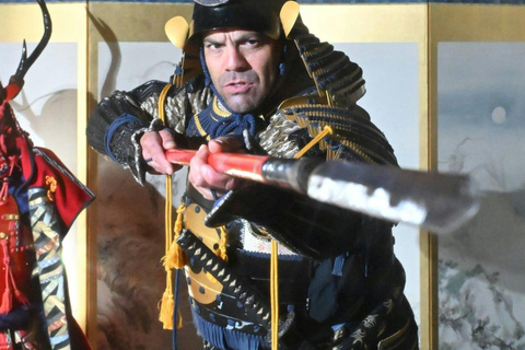 Osaka: 90 minuters lektion i samurajrustning och svärd nära slottetSamurajrustning + samurajsvärdskärning + videofilmning