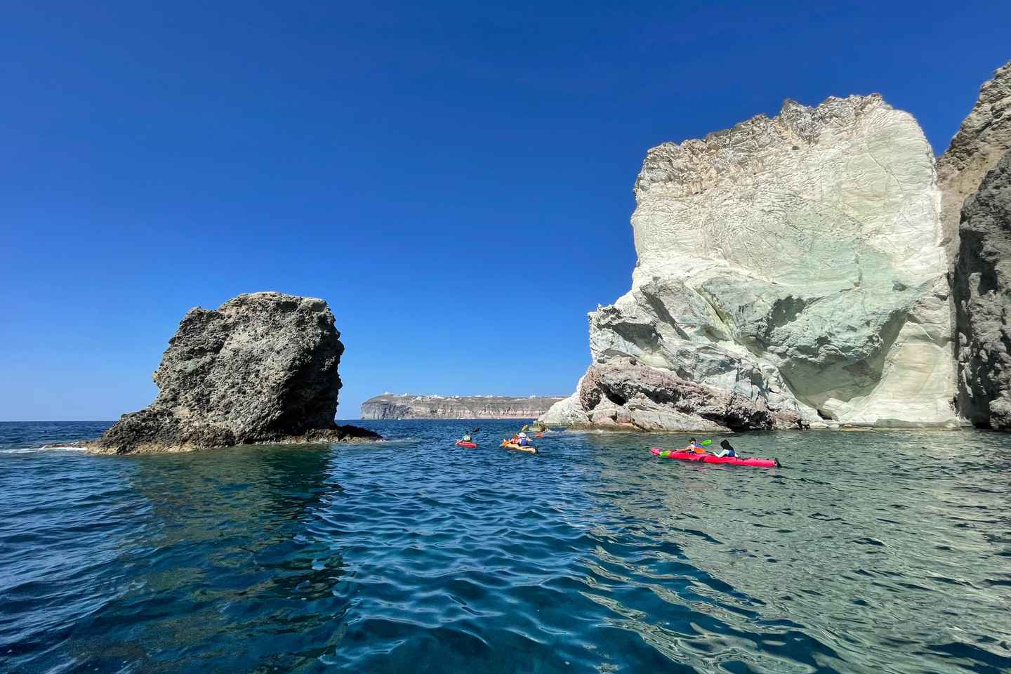 Santorini: South Sea Kayaking Tour with Sea Caves and Picnic