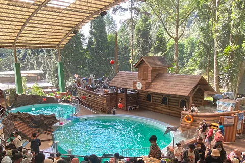 Jakarta : Safari Park Show, Tea Plantation & Waterfall