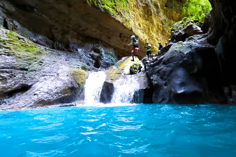 Cebu: Tour di gruppo di Oslob Whaleshark e Canyoneering con pranzo