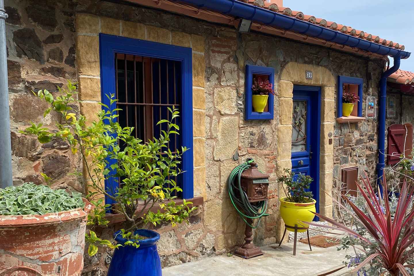 From Barcelona: Day Trip to France with Girona Visit