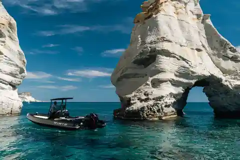 3 Islands Private Cruise: Milos - Polyaigos - Kimolos