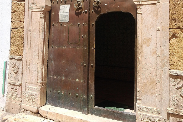 Besök i Tunis medina och dess viktigaste monument.