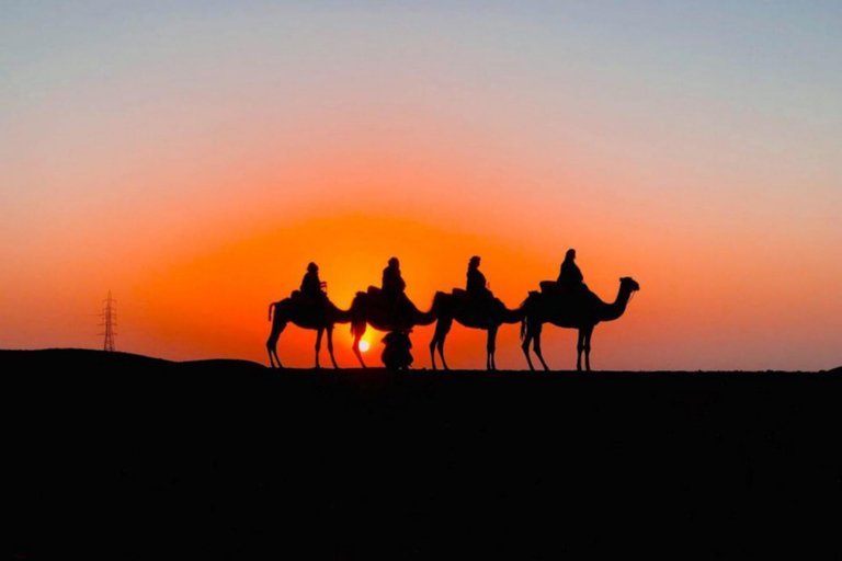 Au départ de Marrakech Dîner et coucher de soleil dans le désert d'Agafay et promenade à dos de chameau