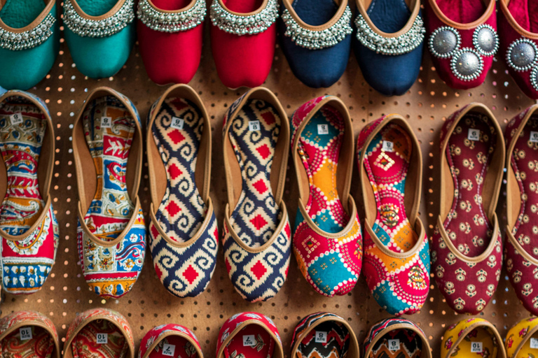 Delhi : expérience de visite guidée shopping avec une experte féminineVisite guidée exclusive d'une jounée complète avec une guide féminine