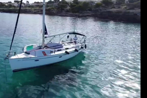 Maiorca: passeio de barco em Cala Vella com natação, comida e bebidasMaiorca: passeio de barco com natação, comida e bebidas
