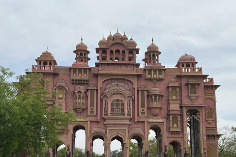 Delhi : excursion de 5 jours dans le Triangle d&#039;Or avec un guide germanophoneExcursion de 5 jours avec hébergement dans des hôtels 4 étoiles