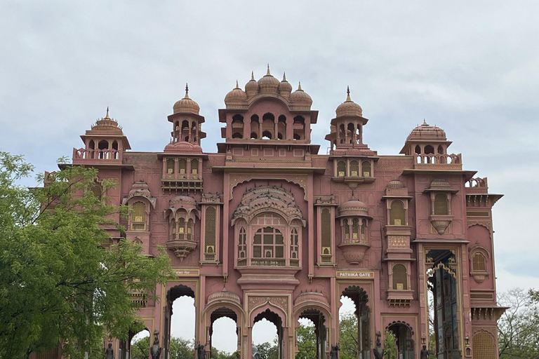 Delhi : excursion de 5 jours dans le Triangle d&#039;Or avec un guide germanophoneExcursion de 5 jours avec hébergement dans des hôtels 4 étoiles