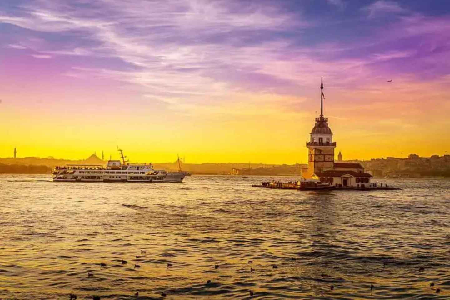 Istanbul: Bosphorus and Golden Horn Yacht Cruise with Guide