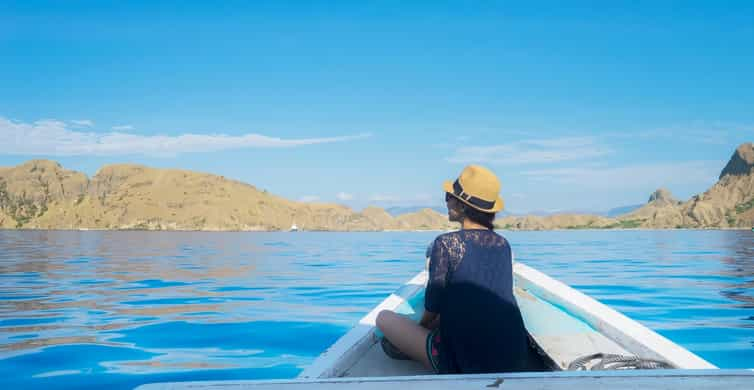 Sharing Full Day Komodo Tour For Backpacker With Slow Boat