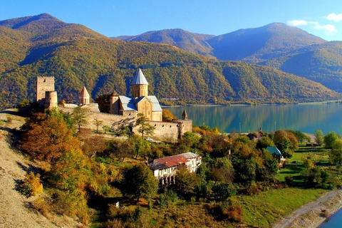 Kazbegi Tour mit fantastischer Aussicht auf das KaukasusgebirgeKazbegi: Highlights-Tour mit fantastischen Sehenswürdigkeiten